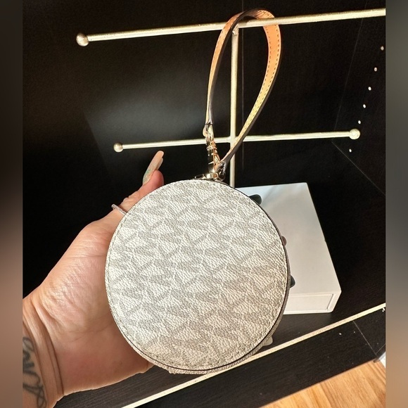 Michael Kors coin purse - Picture 2 of 4